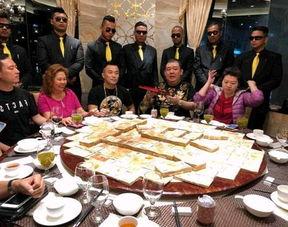 吃瓜群众现场吃瓜视频,吃瓜群众围观吃瓜盛况，视频记录全民狂欢瞬间