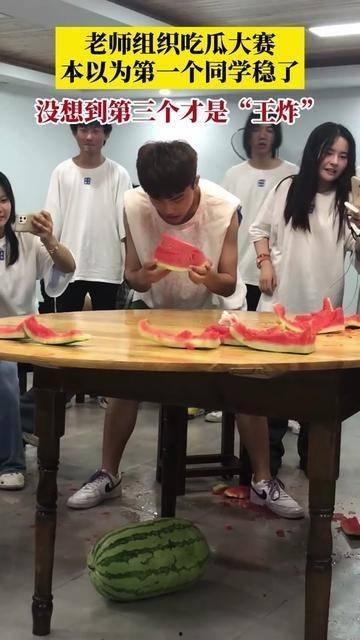 老师组织吃瓜视频播放,跟随老师一起品味校园吃瓜时光