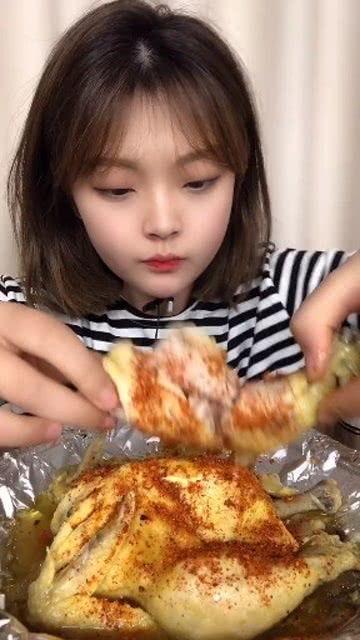 姐妹们分享吃瓜