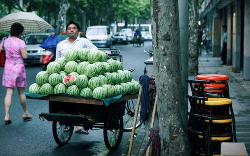 南昌上海路吃瓜,街头吃瓜，品味市井生活百态