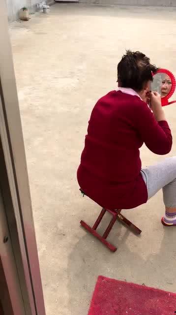 阿姨年终吃瓜群众