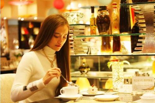 乌鲁木齐吃瓜小姐姐,街头美食文化的魅力与传播
